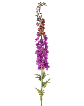 Die künstliche Blume Rittersporn 137 cm lila hat einen hohen grünen Stiel mit tief gelappten Blättern und Büscheln leuchtend lila Blüten an der Spitze vor einem weißen Hintergrund.