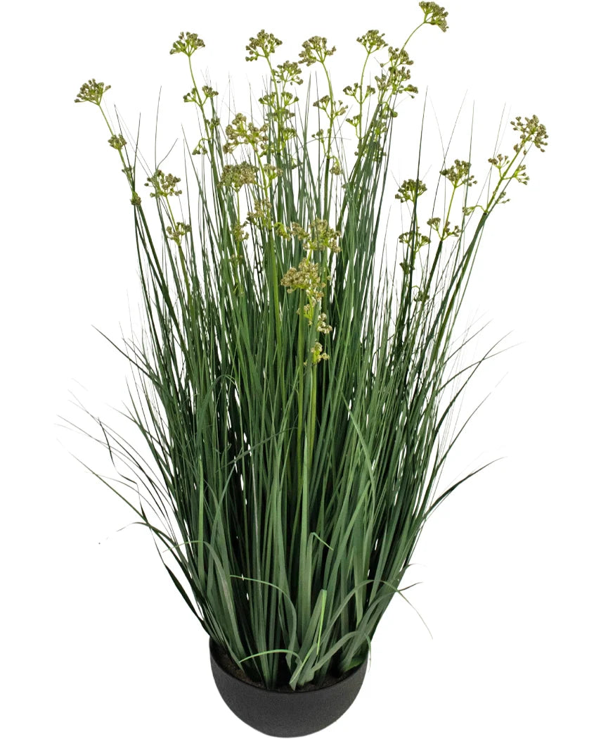 Der 100 cm große feuerhemmende Kunstrasen-Lauchblumen-Zwiebelgrastopf hat lange, schlanke grüne grasähnliche Blätter und kleine gelbgrüne Blütenbüschel in einem runden schwarzen Topf vor einem weißen Hintergrund.