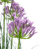 Der violette Agapanthus-Zwiebelgrastopf mit feuerfestem Kunstrasen (90 cm) hat einen Strauß lilafarbener künstlicher Agapanthus-Blüten mit schlanken grünen Stielen und dünnen Blättern vor einem weißen Hintergrund.