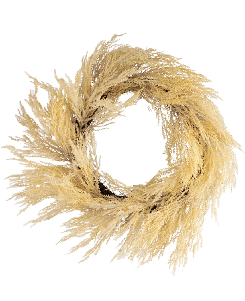 Ein runder Kunstkranz Pampass von 60 cm in Beige, hergestellt aus getrocknetem, flauschigem, hellbraunem Gras mit luftiger Textur und luftigem Aussehen, vor einem weißen Hintergrund.