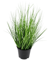 Die Kunstrasenpflanze Zwiebel 33 cm (feuerhemmend) hat lange, dünne, grüne, grasähnliche Blätter in einem kleinen schwarzen Topf vor einem schlichten weißen Hintergrund.