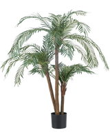 Die Kunstpalme Cycas Classic 135 cm hat mehrere schlanke Stämme und lange, gewölbte grüne Blätter, in einem schlichten schwarzen Topf vor einem schlichten weißen Hintergrund.