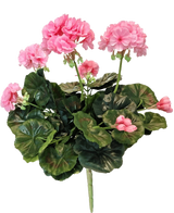 Die künstliche Geranie 40 cm rosa hat rosa Blüten und runde grüne Blätter an langen Stielen, die die Schönheit einer künstlichen rosa Pflanze oder einer künstlichen Geranie vor einem weißen Hintergrund zeigen.
