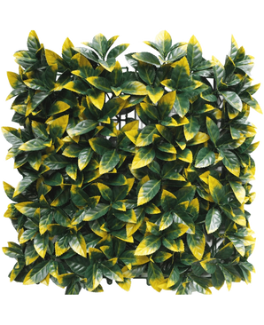 Die künstliche Hecke Photonia gelb 50x50 cm UV hat dichte, quadratische Felder aus künstlichen grünen und gelb-bunten Blättern für ein üppiges, lebendiges Aussehen. Zur einfachen Installation ist die Rasterschicht teilweise hinter dem Blattwerk sichtbar.