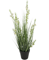 Der feuerhemmende Kunstrasen-Hirse-Zwiebel-Grastopf (65 cm) hat hohe, schlanke grüne grasähnliche Blätter und mehrere Stiele mit kleinen weißen Blüten in einem schwarzen Topf vor einem schlichten weißen Hintergrund.