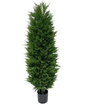 Die Kunstpflanze Konifere Deluxe UV 150 cm ist eine hohe, üppig grüne künstliche Konifere in einem schwarzen Kunststofftopf, die sich perfekt für die Gartendekoration eignet und vor einem schlichten weißen Hintergrund dargestellt wird.
