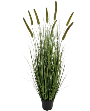 Der feuerhemmende 120-cm-Kunstrasen-Rohrkolben-Grastopf ist ein Ziergras in einem Topf mit langen, dünnen grünen Halmen und mehreren hohen, aufrechten Samenköpfen vor einem schlichten weißen Hintergrund.
