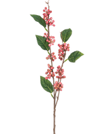 De Kunsttak Berries 64 cm roze heeft meerdere trossen kleine, ronde roze bessen met groen gekartelde bladeren op dunne bruine stelen, allemaal geïsoleerd tegen een witte achtergrond.