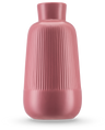 Die Vase Notes 25 cm altrosa hat eine matte Keramikoberfläche, einen breiten Körper, einen schmalen Hals und vertikale Rippen an der Oberseite. Der glatte, runde Sockel und das minimalistische Design machen ihn ideal für die Präsentation von Seidenblumen.
