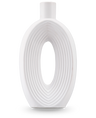 Die Vase Soft Bloom 27 cm cremefarben ist eine moderne Keramikvase mit ovaler Form, konzentrischen Rippen, einer hohlen Mitte, glatter Oberfläche und einem kleinen zylindrischen Hals – ideal für die Präsentation künstlicher Seidenblumen.