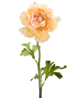 De Kunstbloem Ranonkel 51 cm zalm roze heeft een enkele kunst ranonkel bloem in zachte zalmroze tinten met gelaagde bloemblaadjes en groene blaadjes op een lange steel, tegen een witte achtergrond.