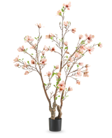 De Kunstplant Magnolia 180 cm is een kunstboom in pot met meerdere takken, lichtroze bloemen en groene bladeren tegen een effen witte achtergrond.