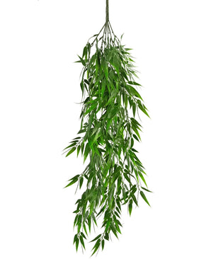 De Kunst hangplant Bamboe 80 cm UV heeft groene, slanke, puntige bladeren die aan een stengel hangen, tegen een witte achtergrond.