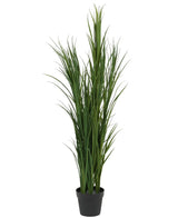De Kunstgras Groen UV 150cm is een hoge kunstgrasplant in pot met lange, slanke groene bladeren die dicht op elkaar staan in een zwarte pot, tegen een witte achtergrond.