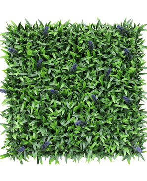 De Kunsthaag Lavendel 50x50 cm UV is een vierkant paneel van dicht groen kunstgras met kleine, verspreid liggende paarse bloemen, van bovenaf gezien op een witte achtergrond.