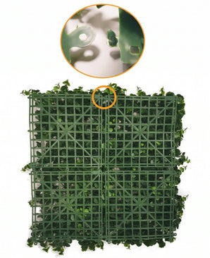 Künstliche Buchsbaumhecke blau 50x50 cm: UV-Panel mit künstlichem Buchsbaumblatt auf einem grünen Kunststoffgitter. Eine kreisförmige Einlage oben zeigt eine Nahaufnahme des Verriegelungsmechanismus, der die Verbindung mehrerer Paneele miteinander ermöglicht.