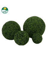 De Kunstplant Buxus romeinse stijl UV D65cm heeft vier dichte groene kunsttuibollen van verschillende grootte op een witte achtergrond, met een UV-beschermingssymbool in de linkerbovenhoek.