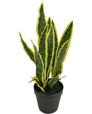 De Kunstplant Sansevieria Laurentii 44 cm heeft lange, rechtopstaande groene bladeren met gele randen en wordt geleverd in een decoratieve pot, tegen een effen witte achtergrond.
