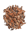 Ein Stapel Füllmaterial Baumrinde - Holzrinde 15L, bestehend aus getrockneten braunen Baumrindenschnitzeln, ist kreisförmig auf weißem Hintergrund angeordnet.