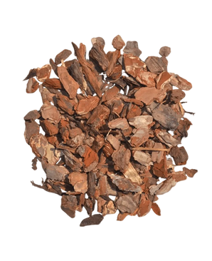 Ein Stapel Füllmaterial Baumrinde - Holzrinde 15L, bestehend aus getrockneten braunen Baumrindenschnitzeln, ist kreisförmig auf weißem Hintergrund angeordnet.