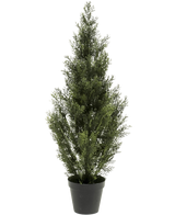 De Kunstplant Conifeer UV 90cm is een kleine kunstden met dicht groen gebladerte in een zwarte plastic pot, rechtopstaand tegen een effen witte achtergrond.