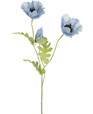 Aquarel illustratie van Kunstbloem klaproos 73 cm blauw met twee bloeiende blauwe klaproos bloemen en een knop met groene stengels en bladeren op een witte achtergrond.
