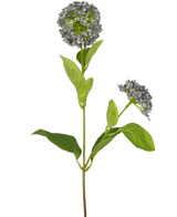 Ein einzelner künstlicher Blumenschneeball/Viburnum 70 cm lila mit grünem Stiel, breiten Blättern und zwei Büscheln kleiner lila Blüten, isoliert auf weißem Hintergrund.