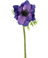 De Kunstbloem Anemone 43 cm paars heeft een donker hart, delicate groene blaadjes en een lange groene steel, die een opvallend contrast vormen tegen de effen witte achtergrond.