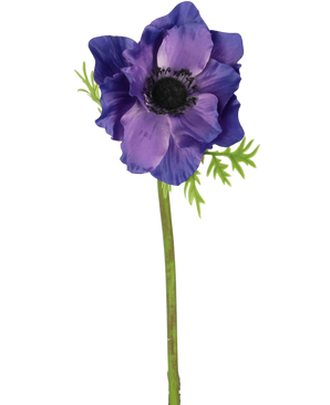 De Kunstbloem Anemone 43 cm paars heeft een donker hart, delicate groene blaadjes en een lange groene steel, die een opvallend contrast vormen tegen de effen witte achtergrond.