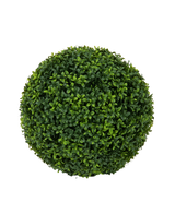 Een bovenaanzicht van de Kunstplant Buxus romeinse stijl UV D40cm, een netjes gesnoeide, bolvormige kunstheester met dichte groene bladeren tegen een effen witte achtergrond.