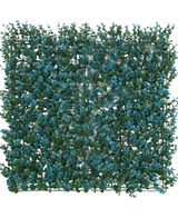 De Kunsthaag Buxus blauw 50x50 cm UV is een vierkant paneel met dichte groene bladeren en trosjes kleine blauwe bloemen, waardoor een realistische bladerwand of decoratieve plantenmat ontstaat, van bovenaf gezien op een witte achtergrond.