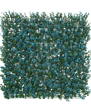 De Kunsthaag Buxus blauw 50x50 cm UV is een vierkant paneel met dichte groene bladeren en trosjes kleine blauwe bloemen, waardoor een realistische bladerwand of decoratieve plantenmat ontstaat, van bovenaf gezien op een witte achtergrond.