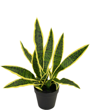 Een Kunstplant Sansevieria Laurentii 44 cm in sierpot met lange, rechtopstaande groene bladeren, gele randen en donkere strepen wordt getoond tegen een effen witte achtergrond.