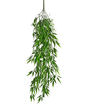 De Kunst hangplant Bamboe UV 80 cm heeft lange, slanke groene bladeren die sierlijk naar beneden hangen aan de stengel, tegen een effen witte achtergrond.