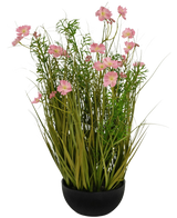 Der feuerhemmende Kunstrasen-Topf „Gesang Flower“ mit Zwiebelgras in Rosa (56 cm) hat einen schwarzen Topf mit langem grünem Kunstrasen und zarten rosa-weißen Blumen, perfekt für ein stilvolles Interieur vor einem weißen Hintergrund.