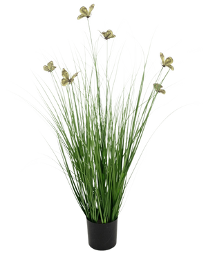 Der feuerhemmende Kunstrasen-Schmetterlings-Zwiebelgras-Topf (90 cm) hat lange, dünne grüne Kunstrasenblätter und gelbliche Blüten an langen Stielen, die in einem Topf vor einem schlichten weißen Hintergrund präsentiert werden.