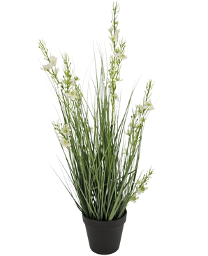 Der feuerhemmende Kunstrasen-Hirse-Zwiebel-Grastopf (65 cm) hat hohe, schlanke grüne grasähnliche Blätter und mehrere Stiele mit kleinen weißen Blüten in einem schwarzen Topf vor einem schlichten weißen Hintergrund.