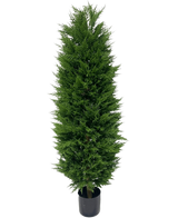 De Kunstplant Conifeer deluxe UV 150 cm is een hoge, weelderig groene kunstconifeer in een zwarte kunststof pot, perfect voor tuindecoratie en afgebeeld tegen een effen witte achtergrond.