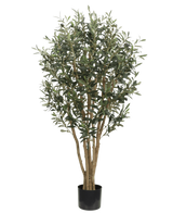 De Kunst olijfboom UV 120 cm heeft slanke lichtbruine stammen en dichte groene bladeren, is UV-bestendig voor blijvende schoonheid buitenshuis en wordt geleverd in een eenvoudige zwarte pot - ideaal als kunstplant buiten tegen elke achtergrond.