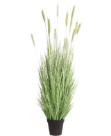 De Kunst Grasplant Groen 180 cm brandvertragend heeft lange, smalle groene bladeren en tarwe-achtige stengels, in een zwarte pot. Ideaal voor stijlvolle interieurdecoratie en bovendien brandvertragend. Afgebeeld tegen een witte achtergrond.
