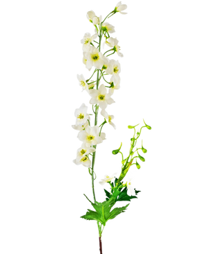 De Kunstbloem Delphinium 79 cm wit heeft een enkele witte delphinium stengel met meerdere kleine bloemetjes en groene blaadjes, tegen een effen witte achtergrond.