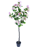De Kunstplant Judas 150 cm is een kunstboom in pot met een slanke bruine stam, groene bladeren en trossen lichtroze bloemen met een geel en wit hart tegen een witte achtergrond.