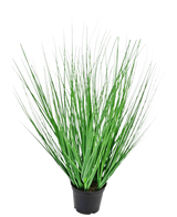 Die feuerhemmende Kunstrasenpflanze Zwiebel 50 cm hat lange, dünne, grüne, grasähnliche Blätter, die sich von der Mitte nach außen erstrecken und in einem Topf vor einem schlichten weißen Hintergrund präsentiert werden.