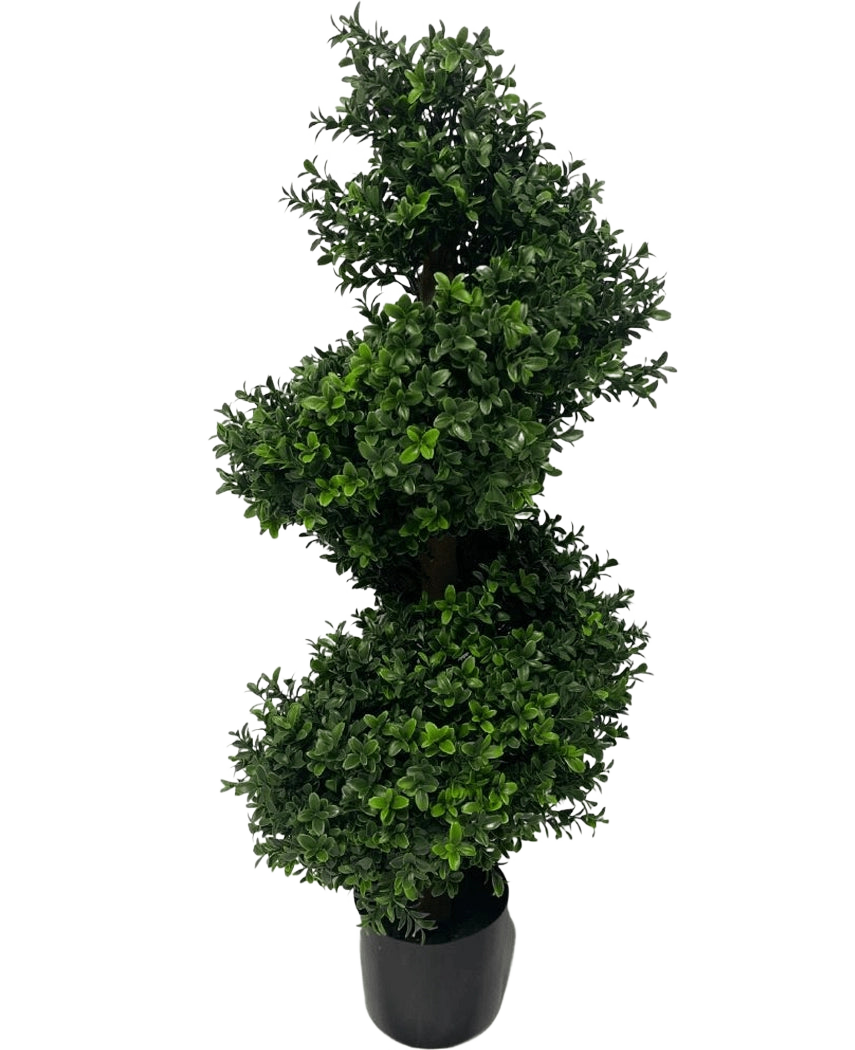 Die künstliche Buchsbaumspirale im römischen Stil UV 90 cm ist eine spiralförmige künstliche Formschnittpflanze mit dichten grünen Blättern in einem schwarzen Topf vor einem schlichten weißen Hintergrund.
